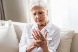 vrouw heeft gewrichtsklachten