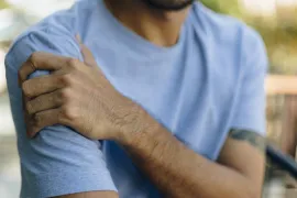 Een man heeft pijn in zijn arm door een nek-hernia