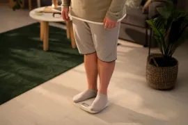 volwassene met overgewicht of obesitas op weegschaal