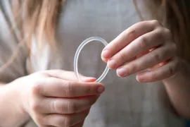 vrouw met hormoonring