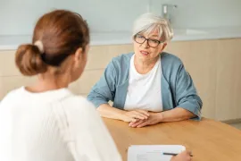 vrouw praat met arts over euthanasie