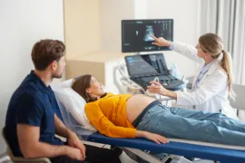 zwangere vrouw krijgt echo van buik