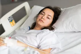 zwangere vrouw krijgt operatie in ziekenhuis