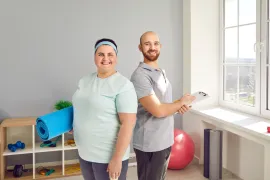 Een vrouw met overgewicht volgt een leefstijl-programma en volgt lessen op een sportschool