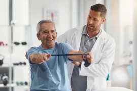 man en arts tijdens hartrevalidatie