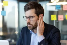 man heeft oorsuizen-tinnitus