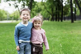 Een jongetje en een meisje in de leeftijd dat veel kinderen X-benen hebben