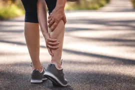 iemand heeft zweepslag in kuit