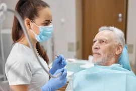 man heeft mondontsteking bij kanker-behandeling