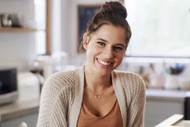 vrouw denkt na over ongesteldheid uitstellen