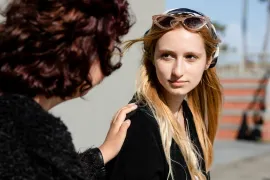 2 mensen praten over problemen thuis