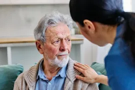 man praat over ouderen-mishandeling