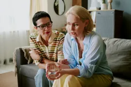 vrouw praat over geweld door iemand die ze kent