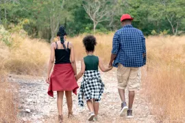 Een gezin in het bos heeft kans op teken en de ziekte van Lyme